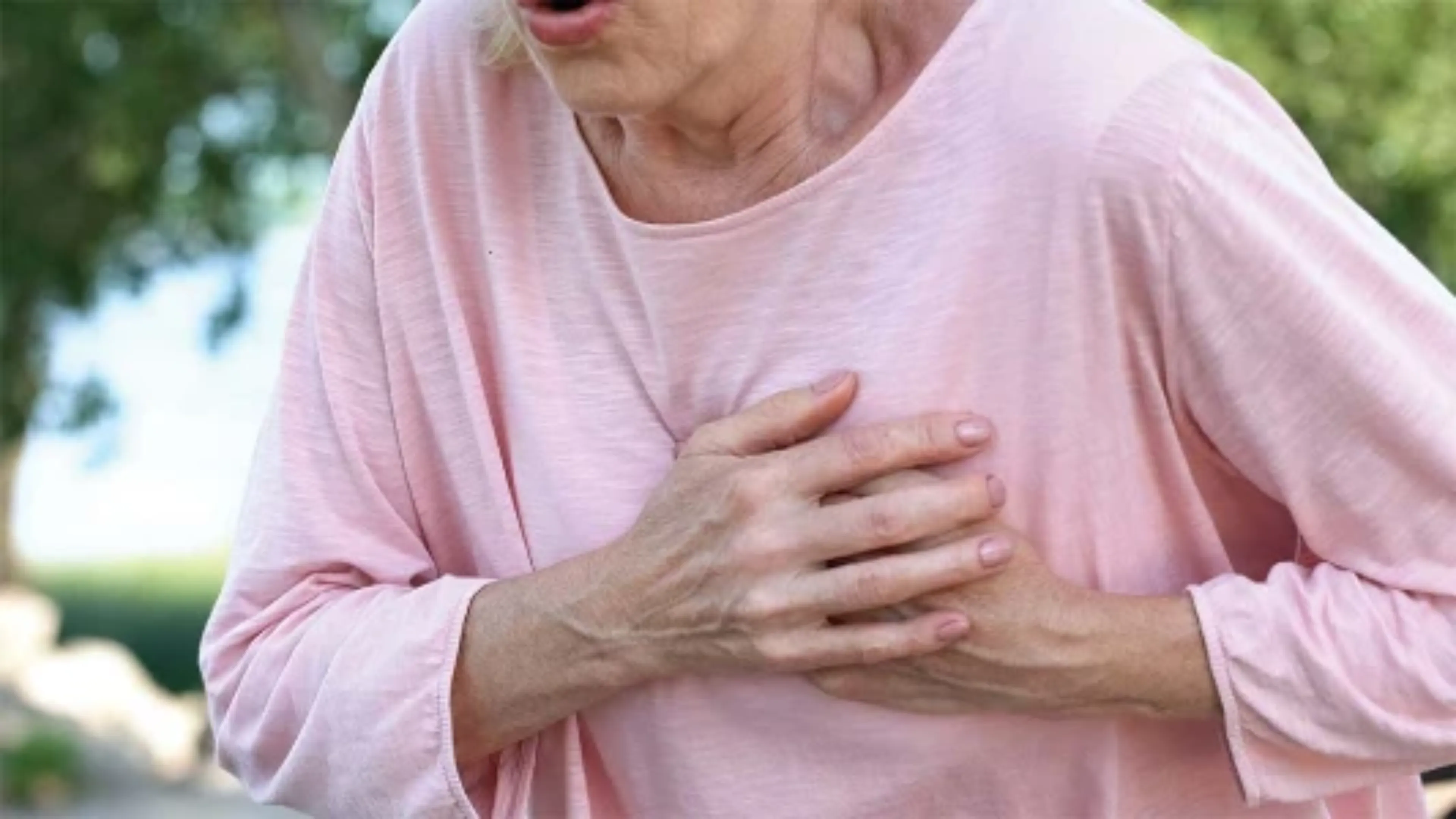 Femme agée victime d’un épisode de crise cardiaque au cours d’une promenade dans le parc