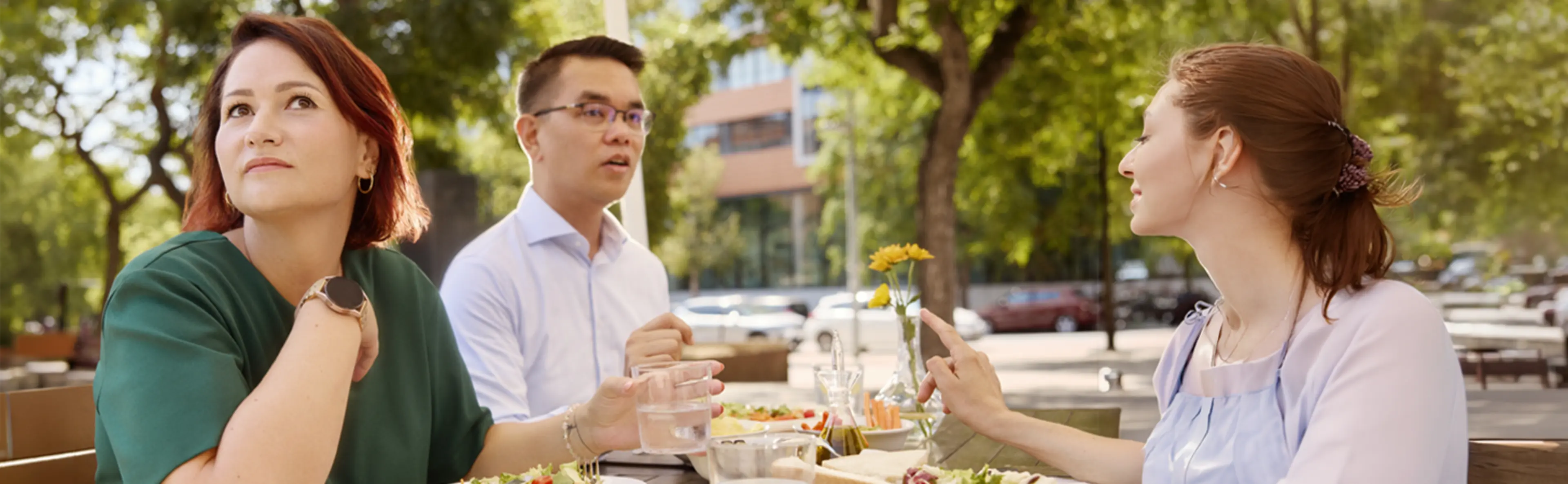 Une femme et un homme déjeunant en extérieur, illustrant un moment du quotidien en lien avec la gestion alimentaire du diabète de type 1.