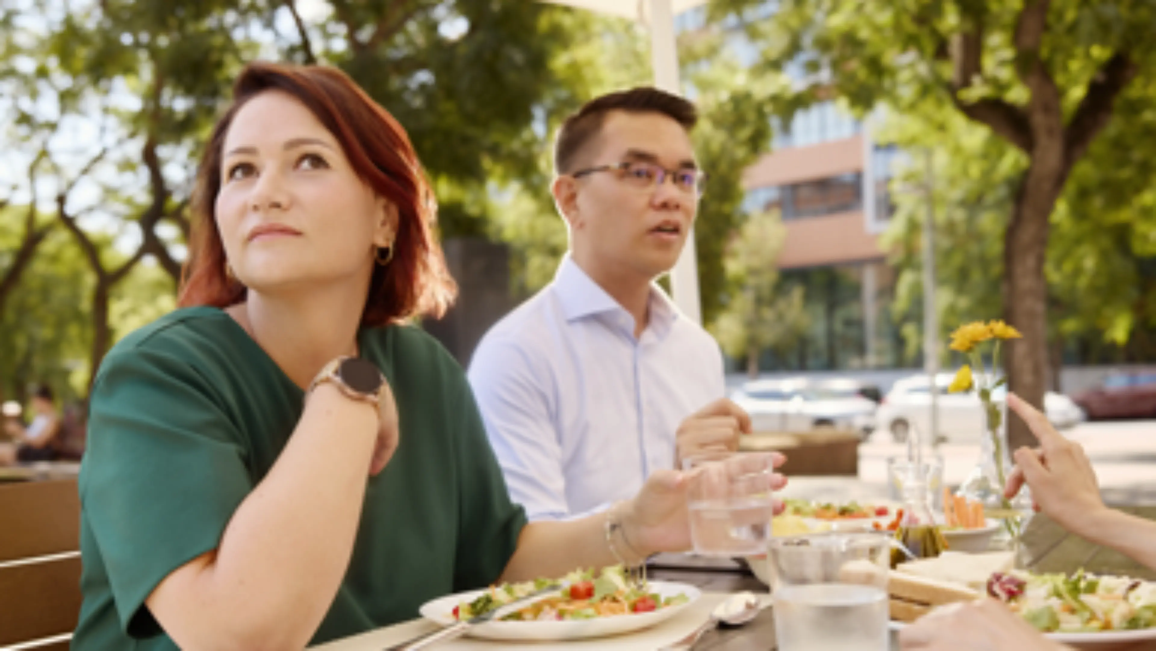 Une femme et un homme déjeunant en extérieur, illustrant un moment du quotidien en lien avec la gestion alimentaire du diabète de type 1.