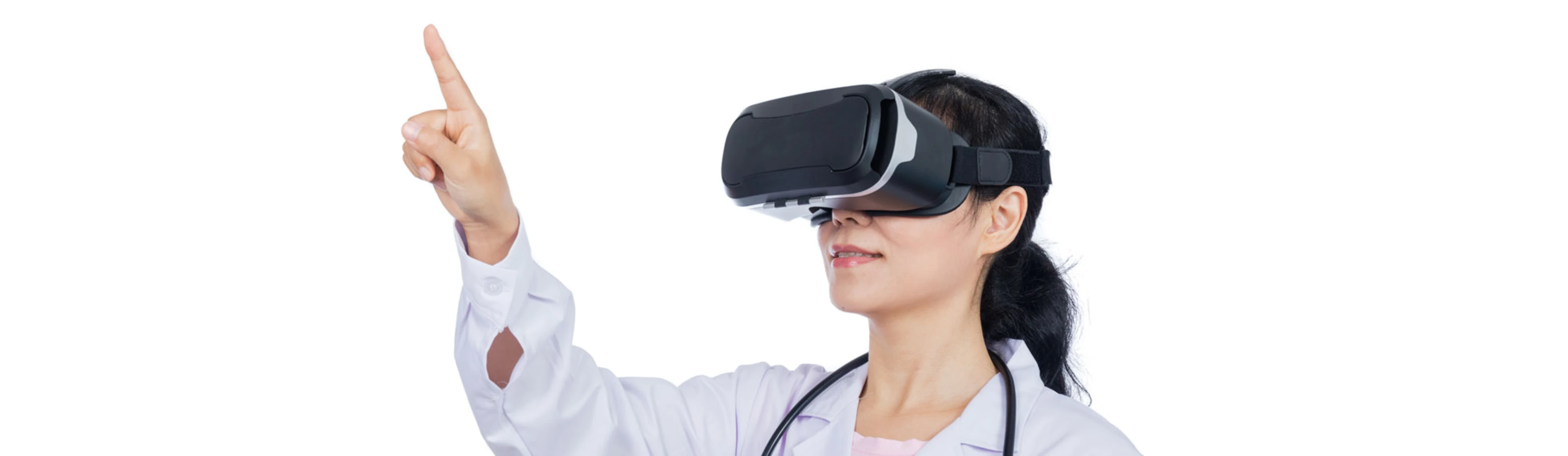 Une femme porte des lunettes de réalitée virtuelle.