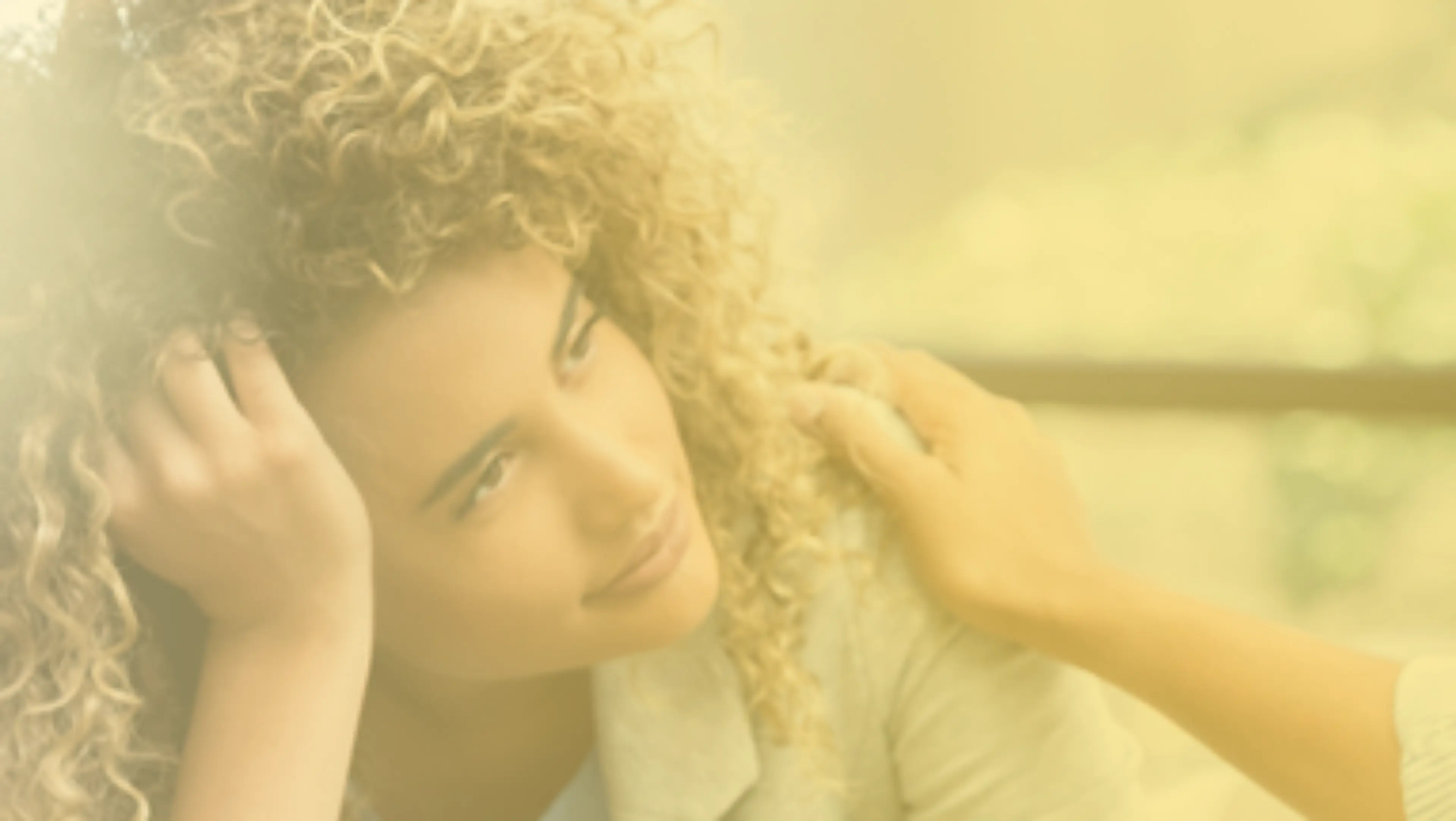 Deux femmes face à face, l'une exprimant une détresse émotionnelle, l'autre lui tendant la main en signe de soutien et d'empathie.