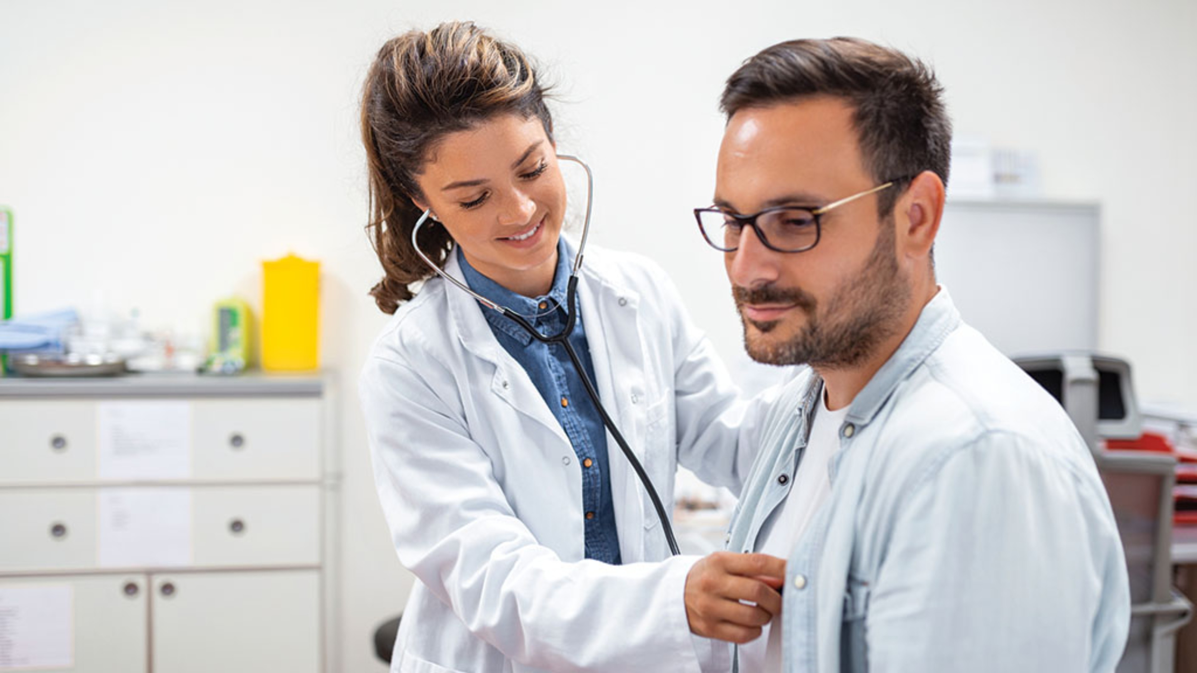 Médecin mesurant la PA à son patient