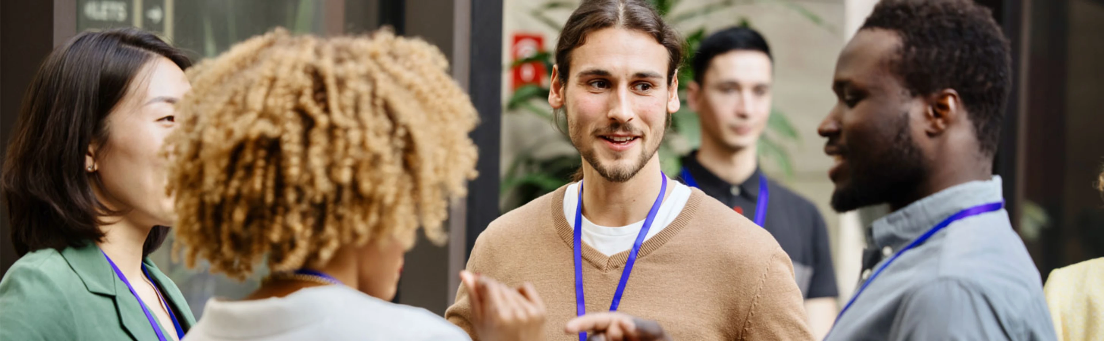 Professionnels des affaires ayant une conversation informelle après un événement de conférence réussi