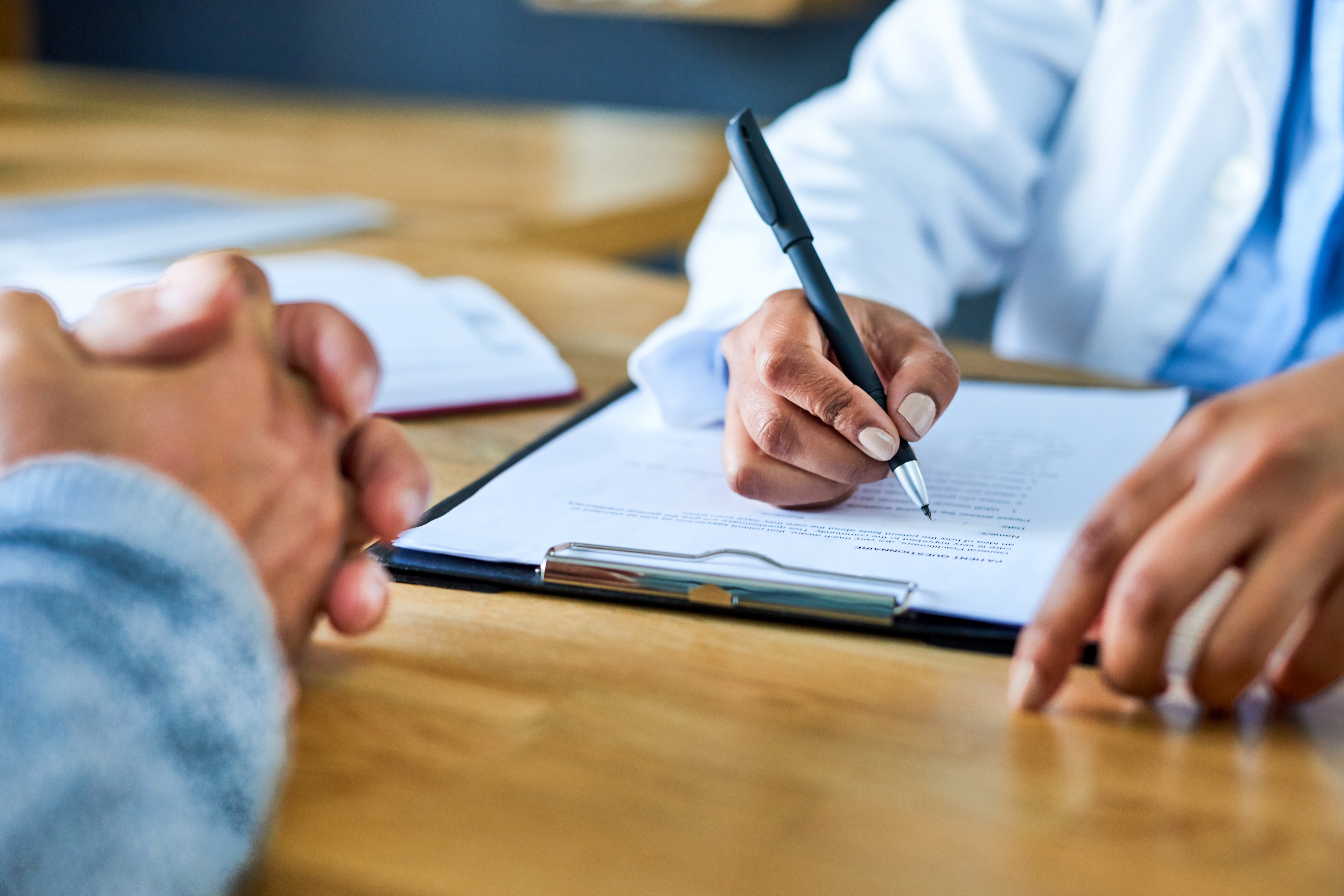 Le médecin complète le test ADCT avec le patient