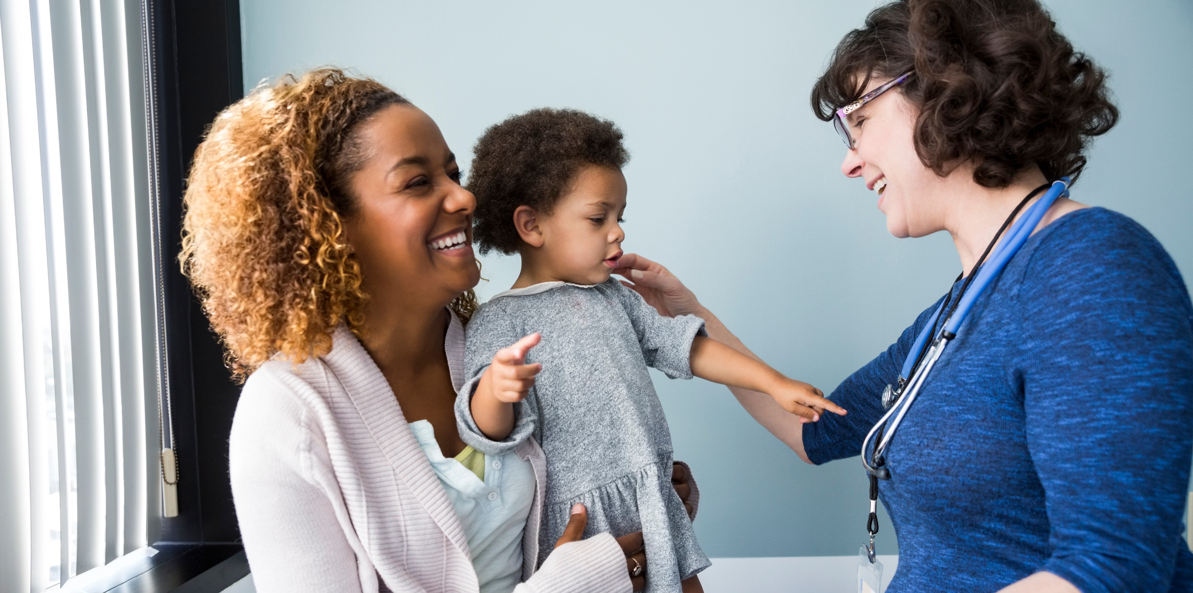 Un médecin diagnostique une petite fille pour la dermatite atopique