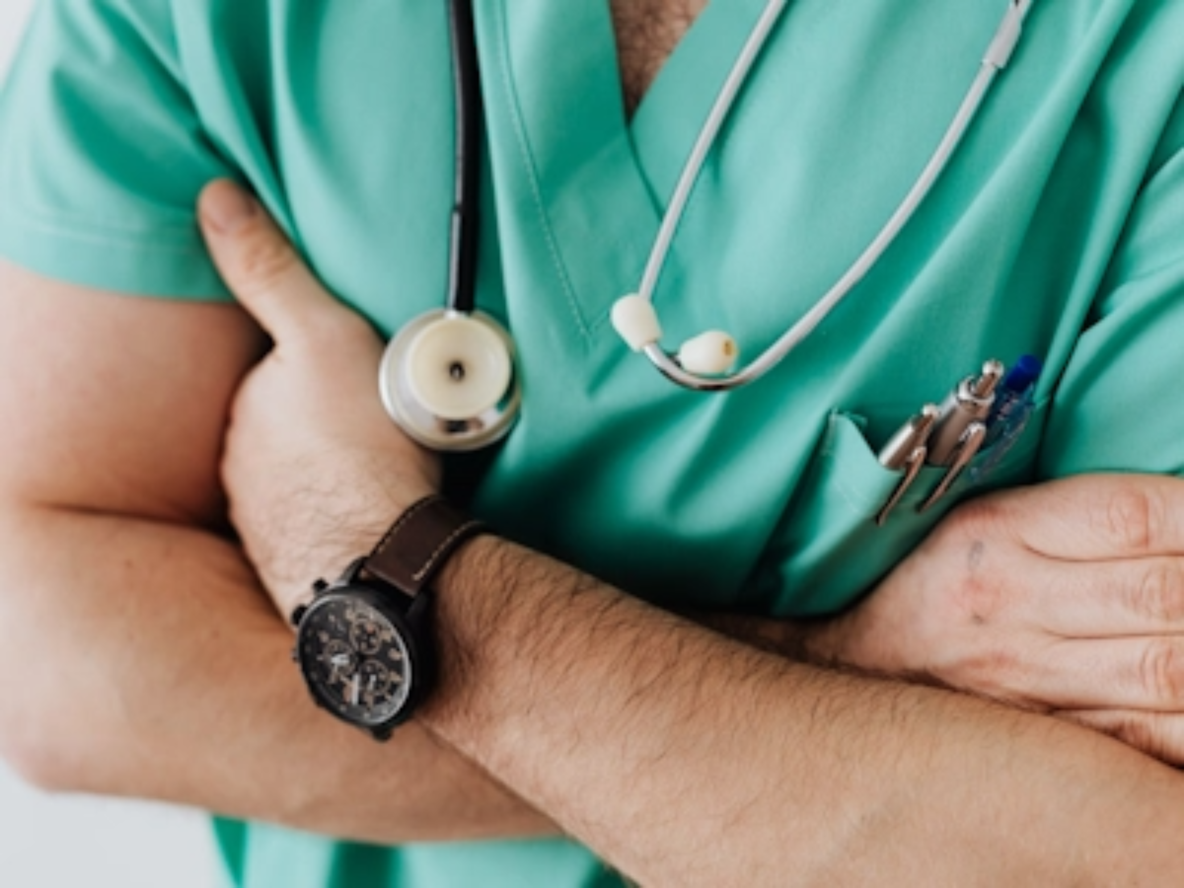 Ein Arzt mit verschränkten Armen symbolisiert ASMD Diagnose