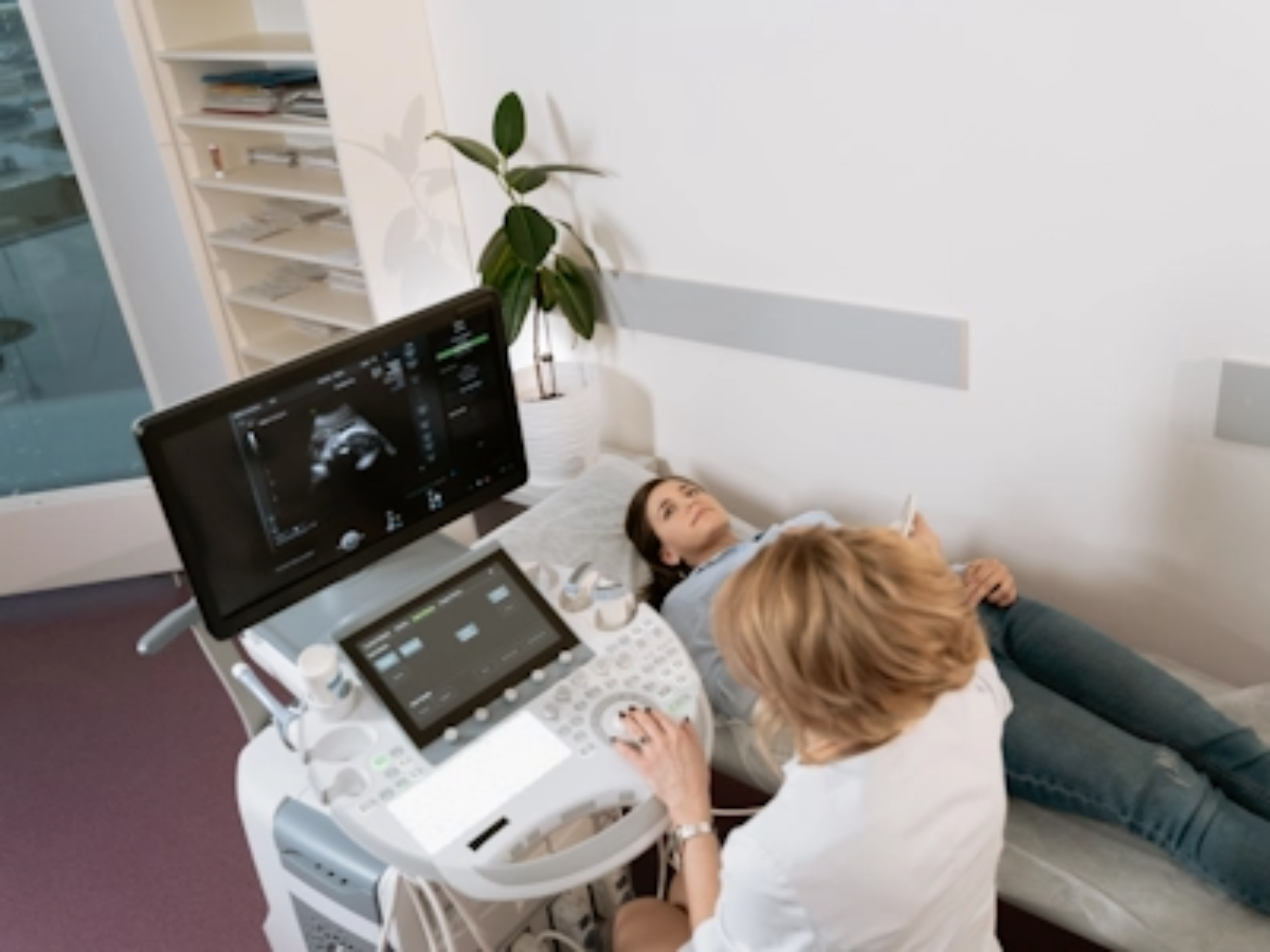 ASMD-Untersuchung von einer Ärztin bei einer Patientin auf gastrointestinale Symptome