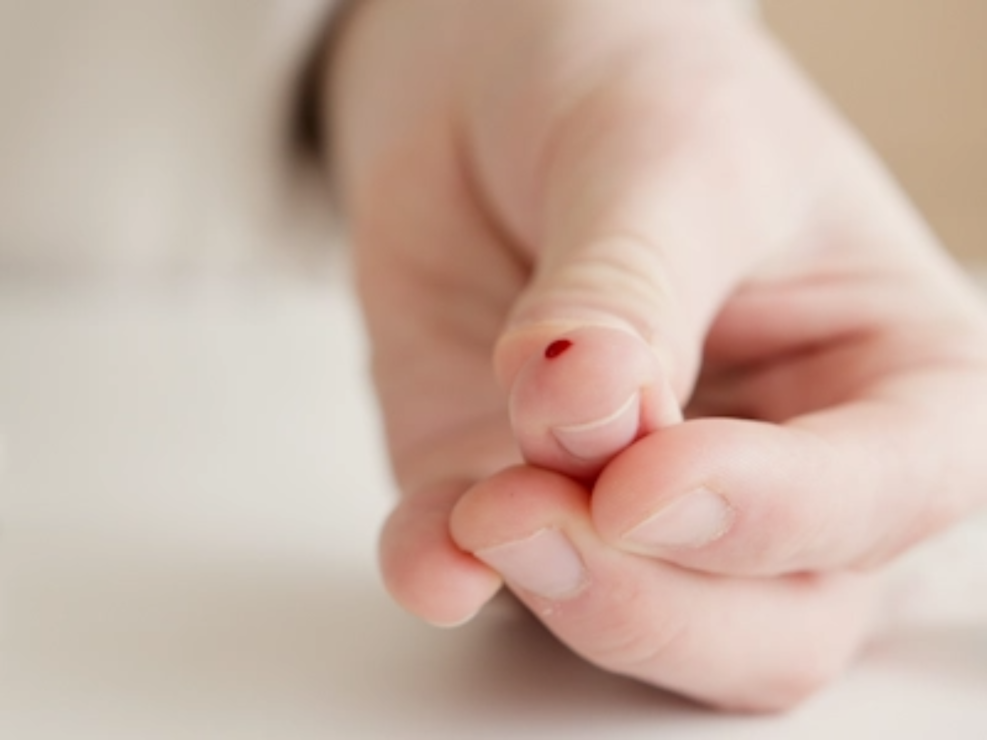 Eine Diagnose für ASMD wird durch eine Blutentnahme am Finger durchgeführt