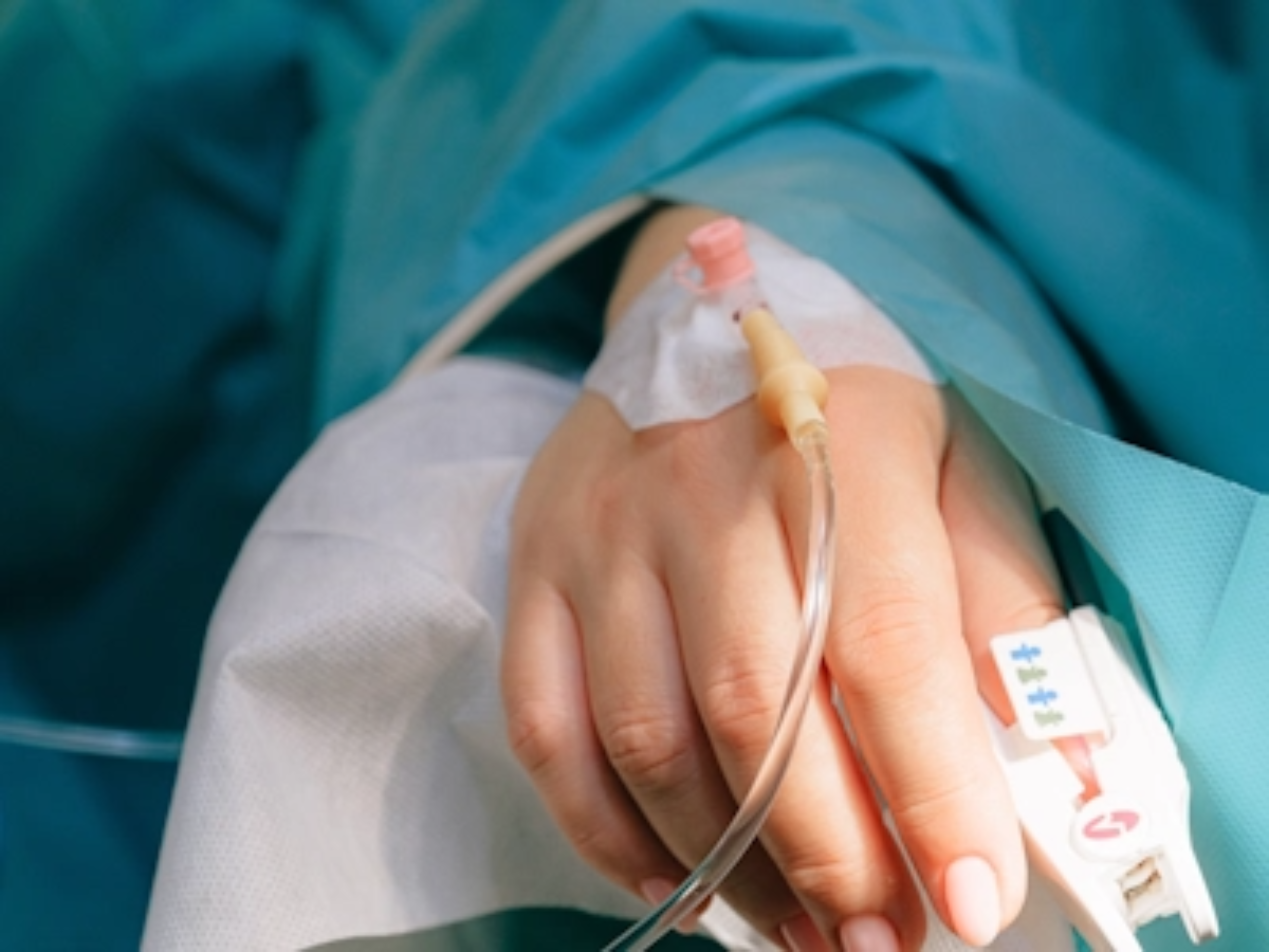 Hand von Patientin mit Infusionsnadel symbolisiert ASMD Therapie