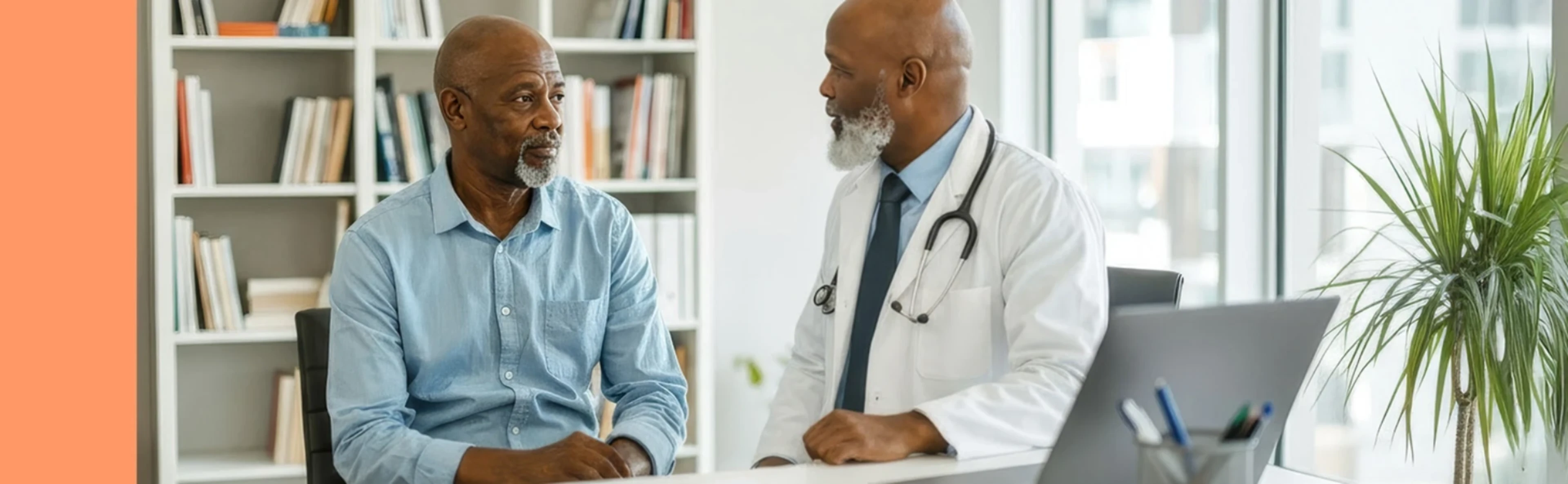 Ein Arzt klärt einen Patienten im Gespräch über TPO-RAs bei ITP auf