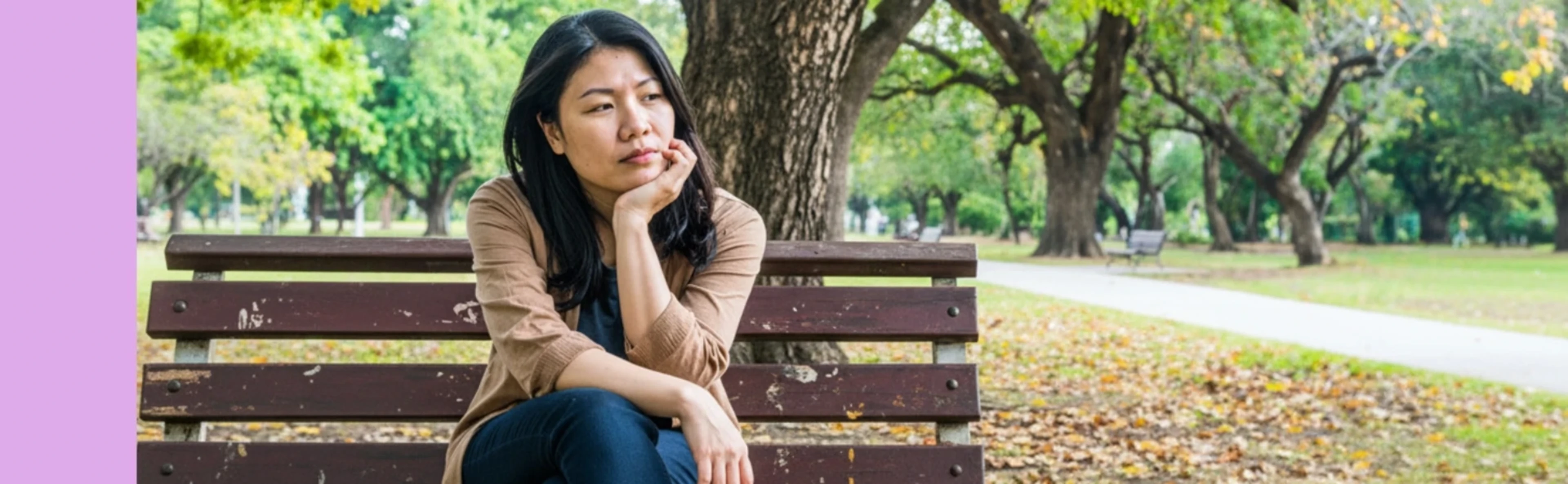Frau auf einer Bank denkt über das Leben mit ITP nach