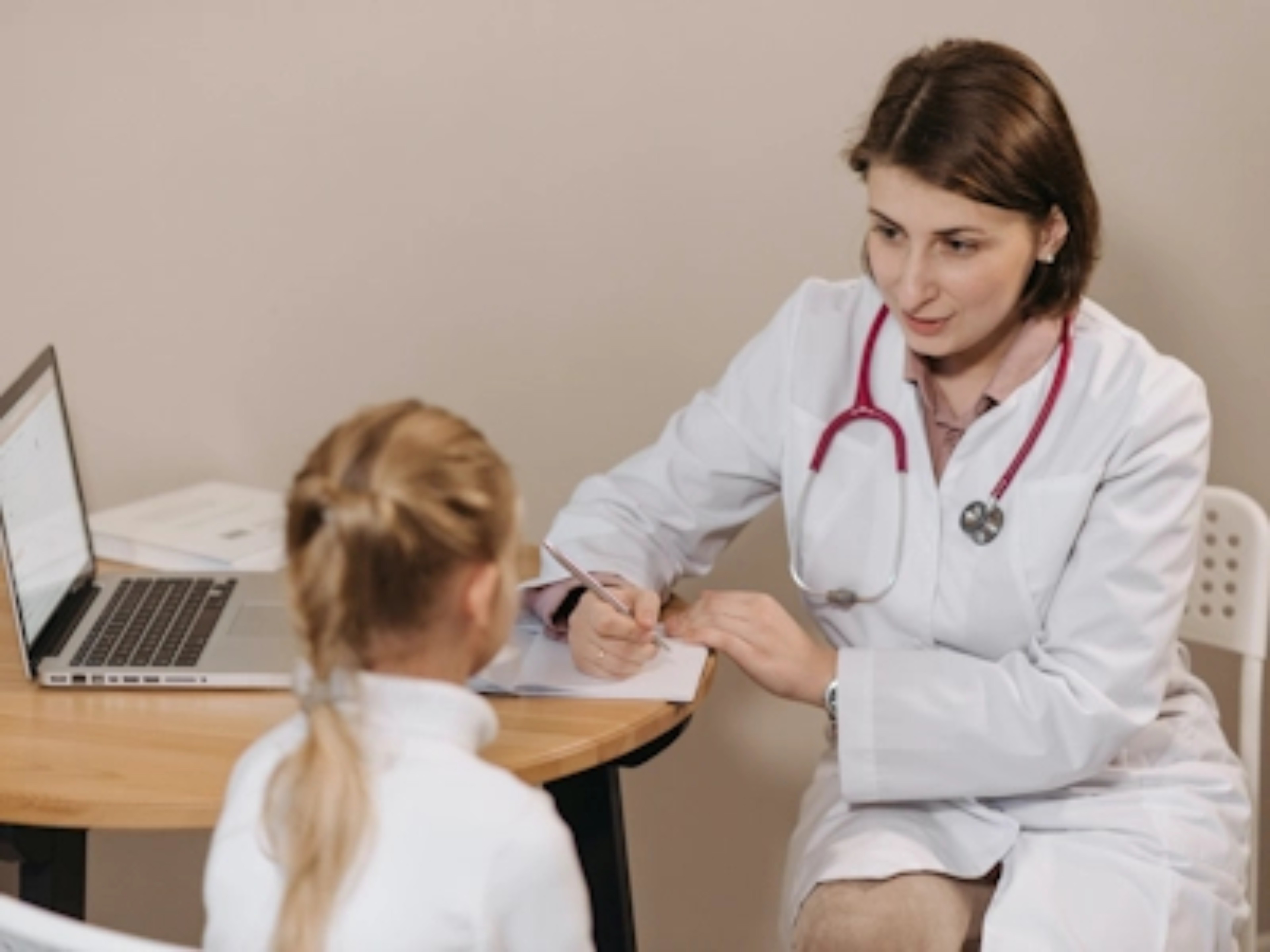Ärztinnengespräch symbolisiert Herausforderungen bei der MPS 1-Diagnose