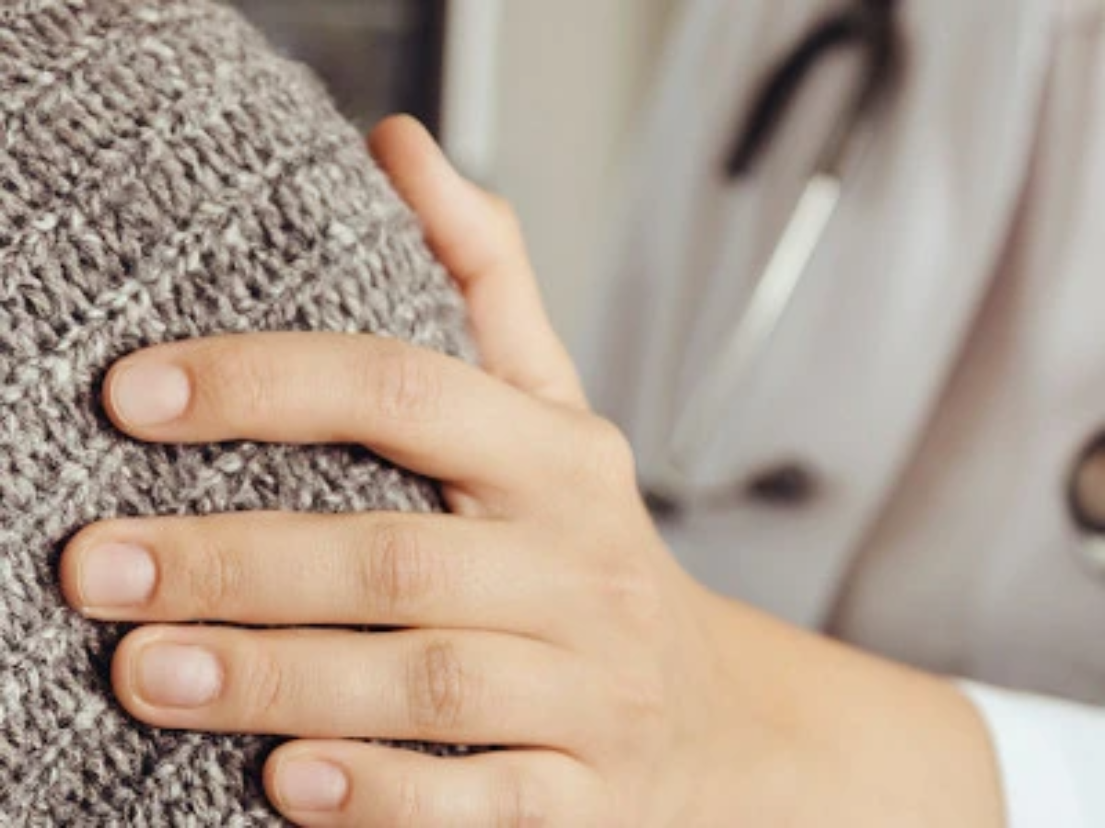 Foto eines Arztes bei der Behandlung als Symbol für die Diagnose von Morbus Gaucher