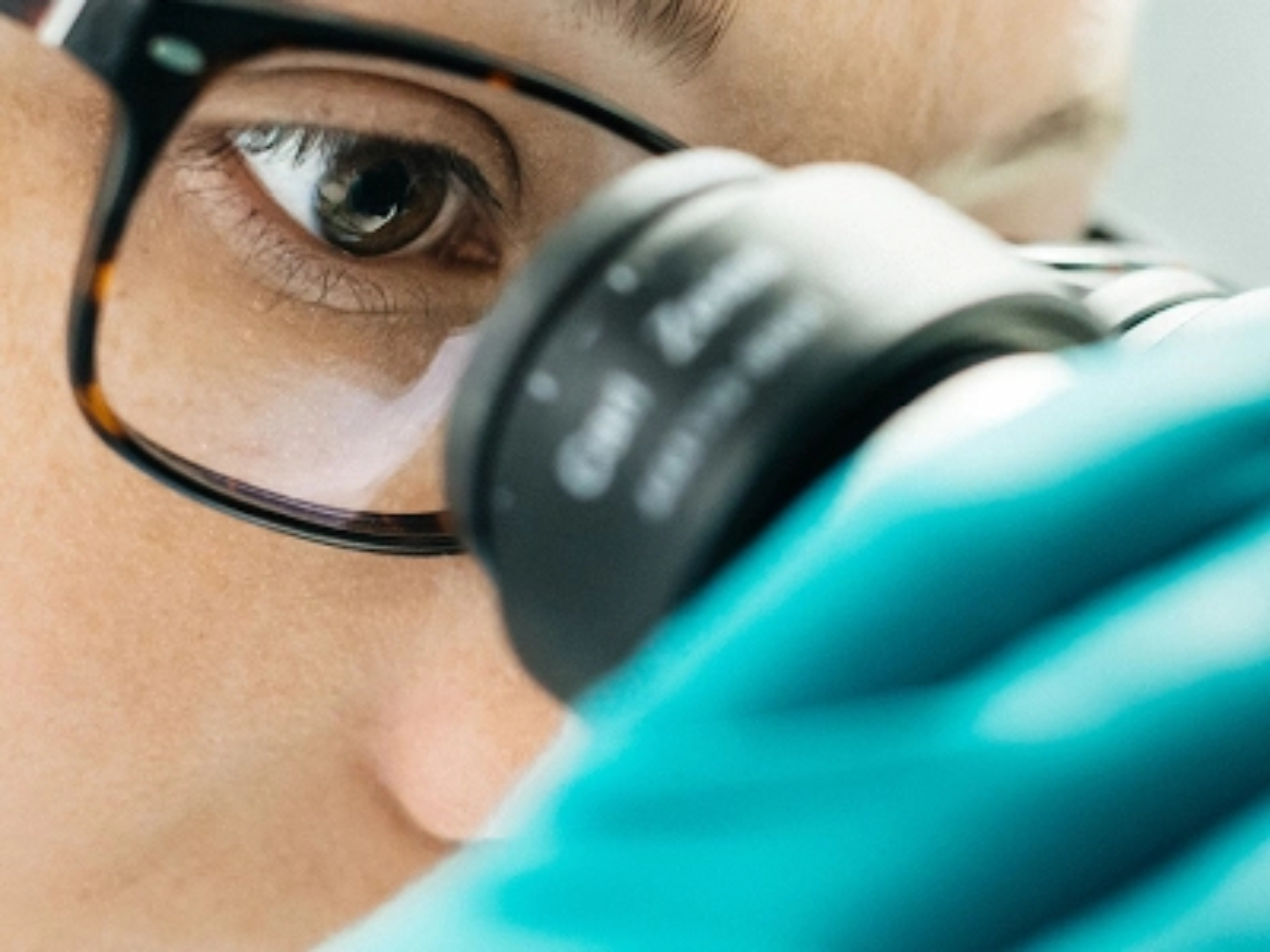 Morbus Gaucher Test wird symbolisiert durch Foto von Labormitarbeiter 