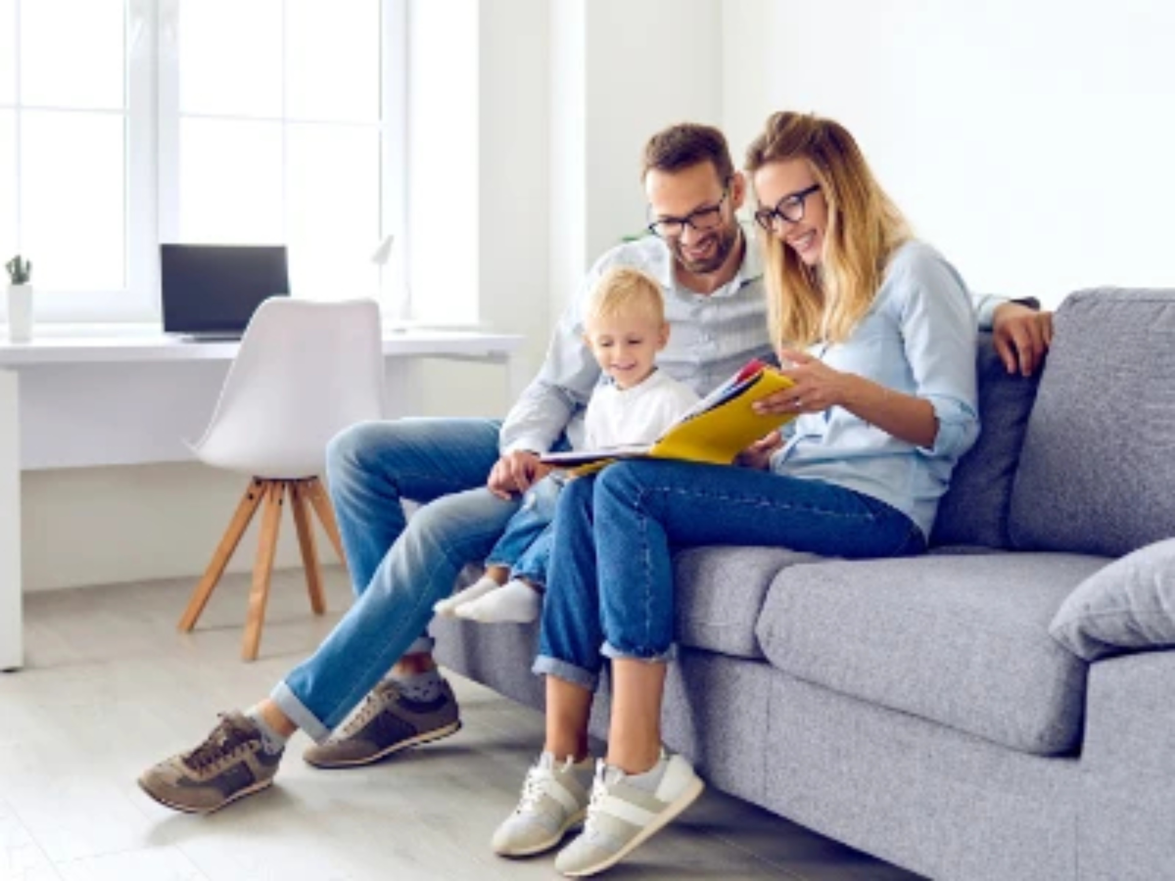 Eine Familie mit Kind steht symbolisch für die Morbus Pompe Begleittherapie