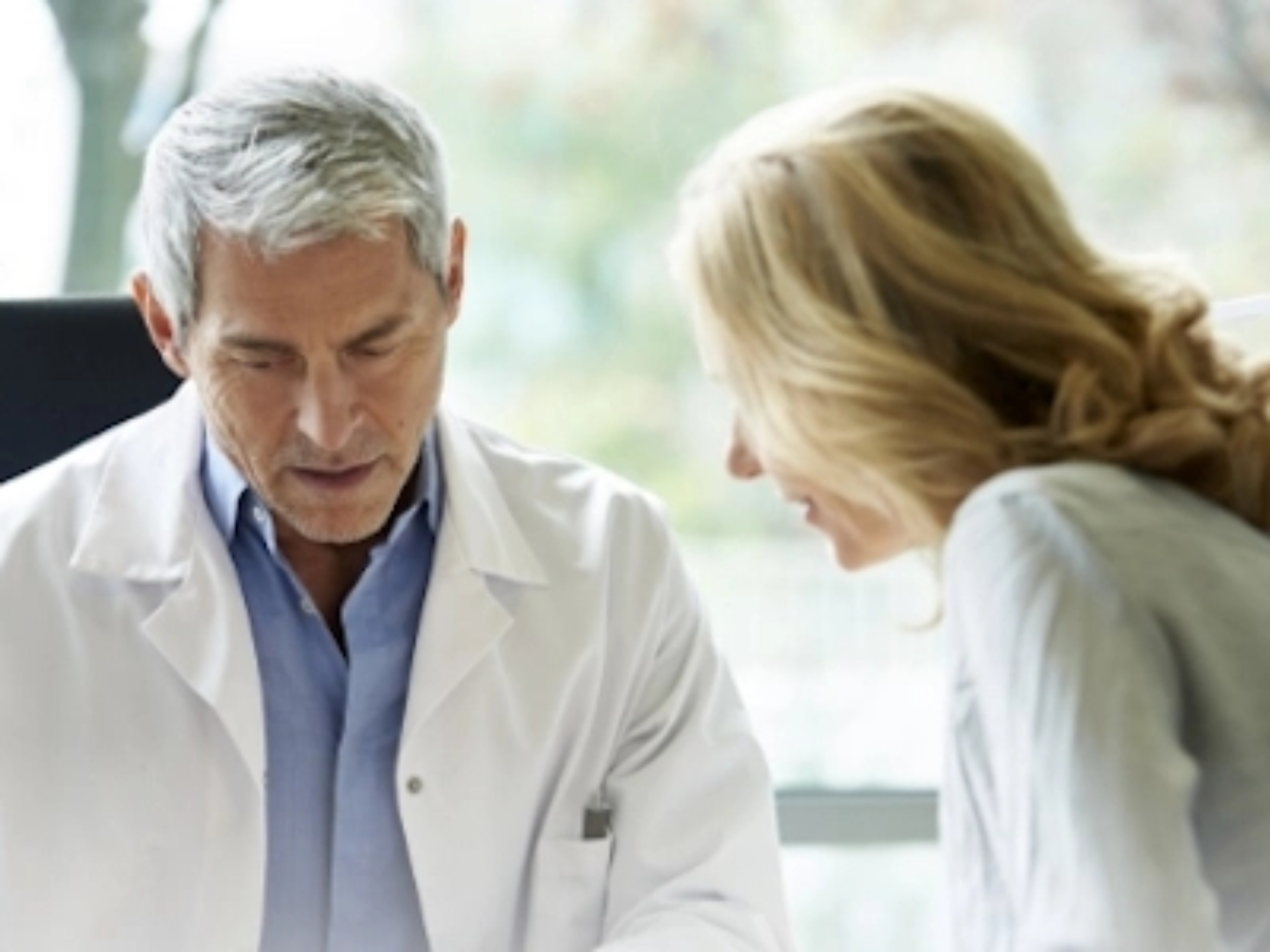 Arzt im Patientengespräch symbolisiert Morbus Pompe Diagnose 