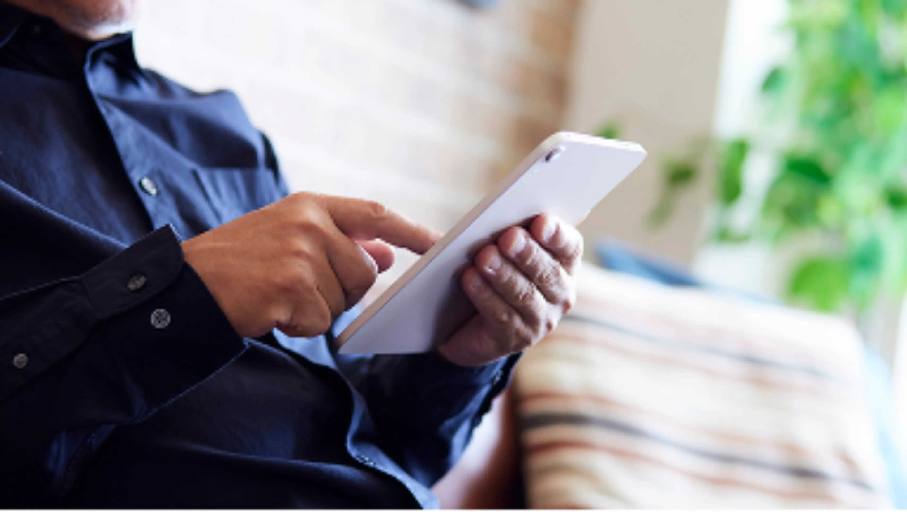Mann mit Multiplem Myelom informiert sich online über seine Erkrankung