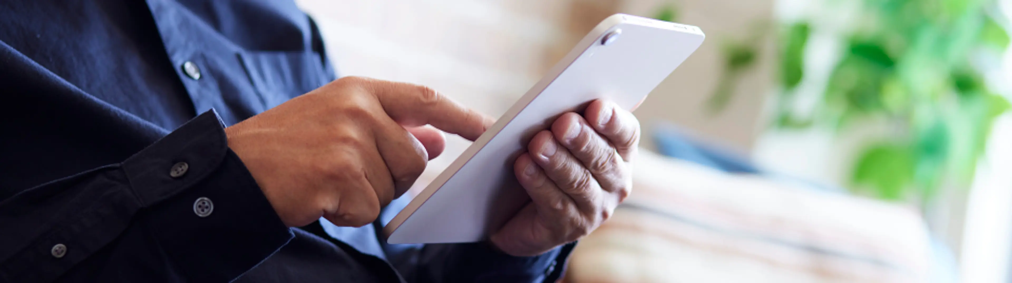 Mann mit Multiplem Myelom informiert sich online über seine Erkrankung