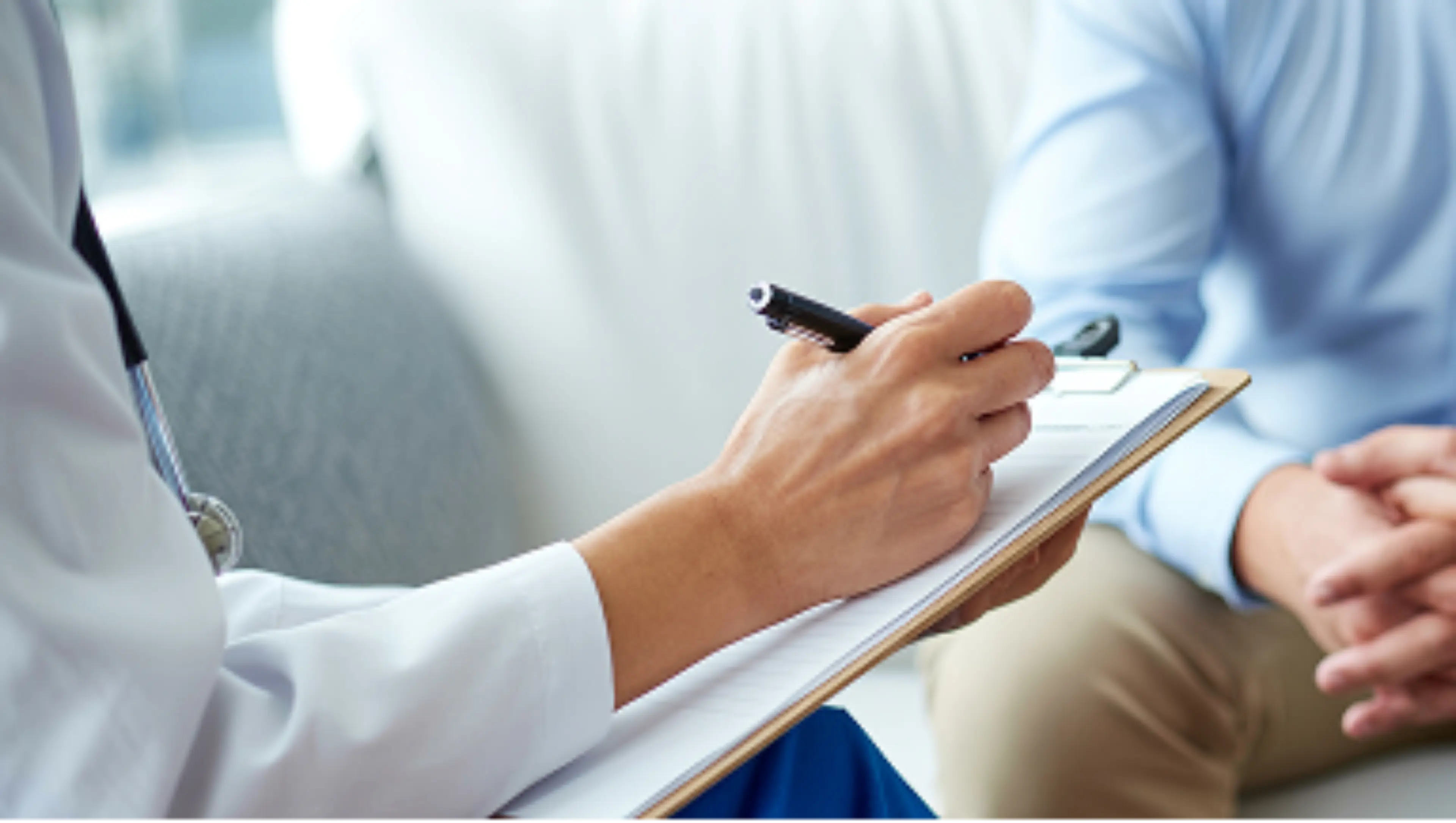 Arzt bespricht Therapieoptionen mit einem Myelom-Patienten