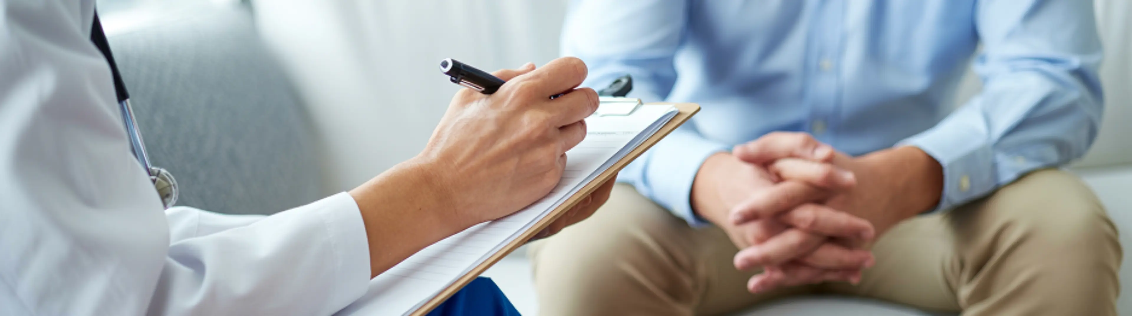 Arzt bespricht Therapieoptionen mit einem Myelom-Patienten