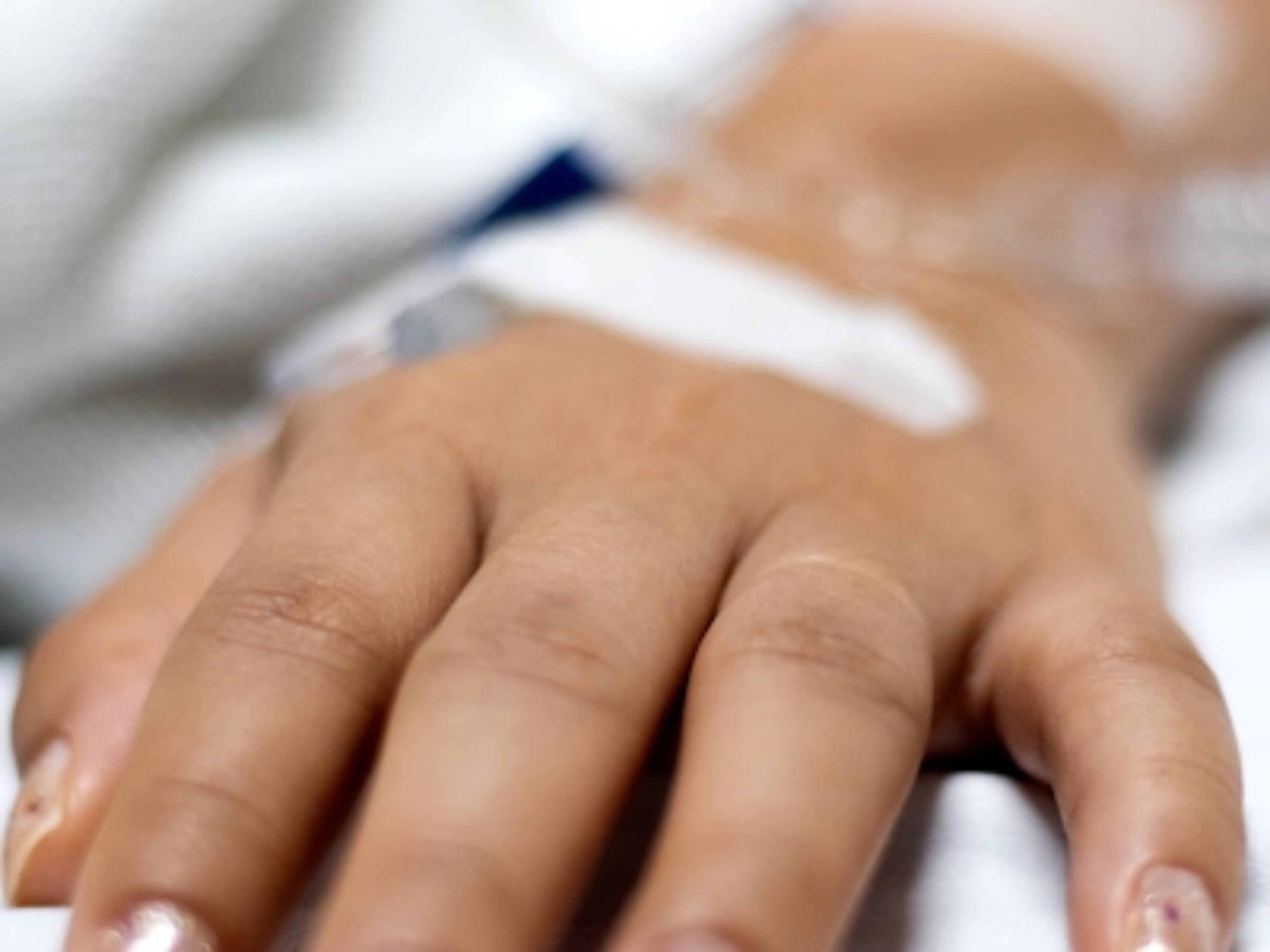 Hand von Patientin symbolisiert Therapie der TTP