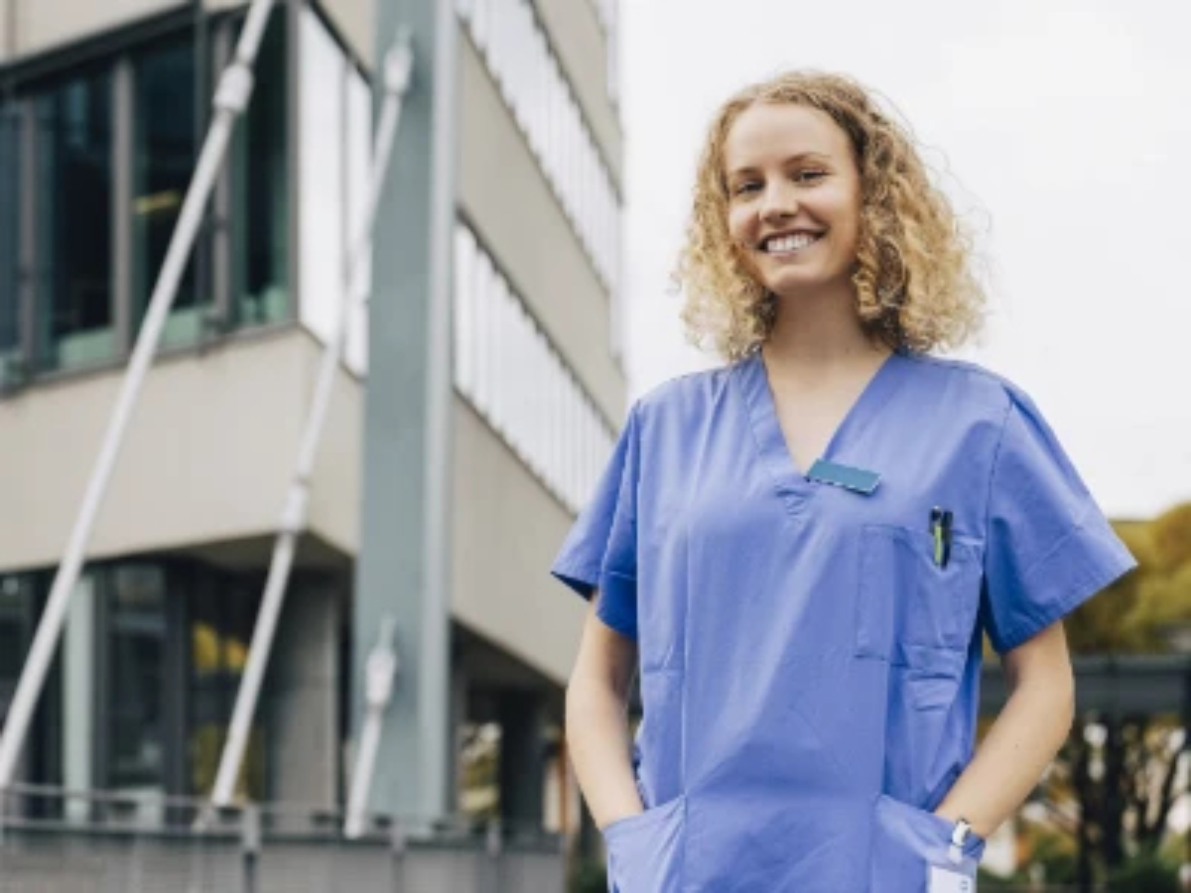 Foto von Ärztin vor Klinik repräsentiert Morbus Pompe Zentren und Kliniken