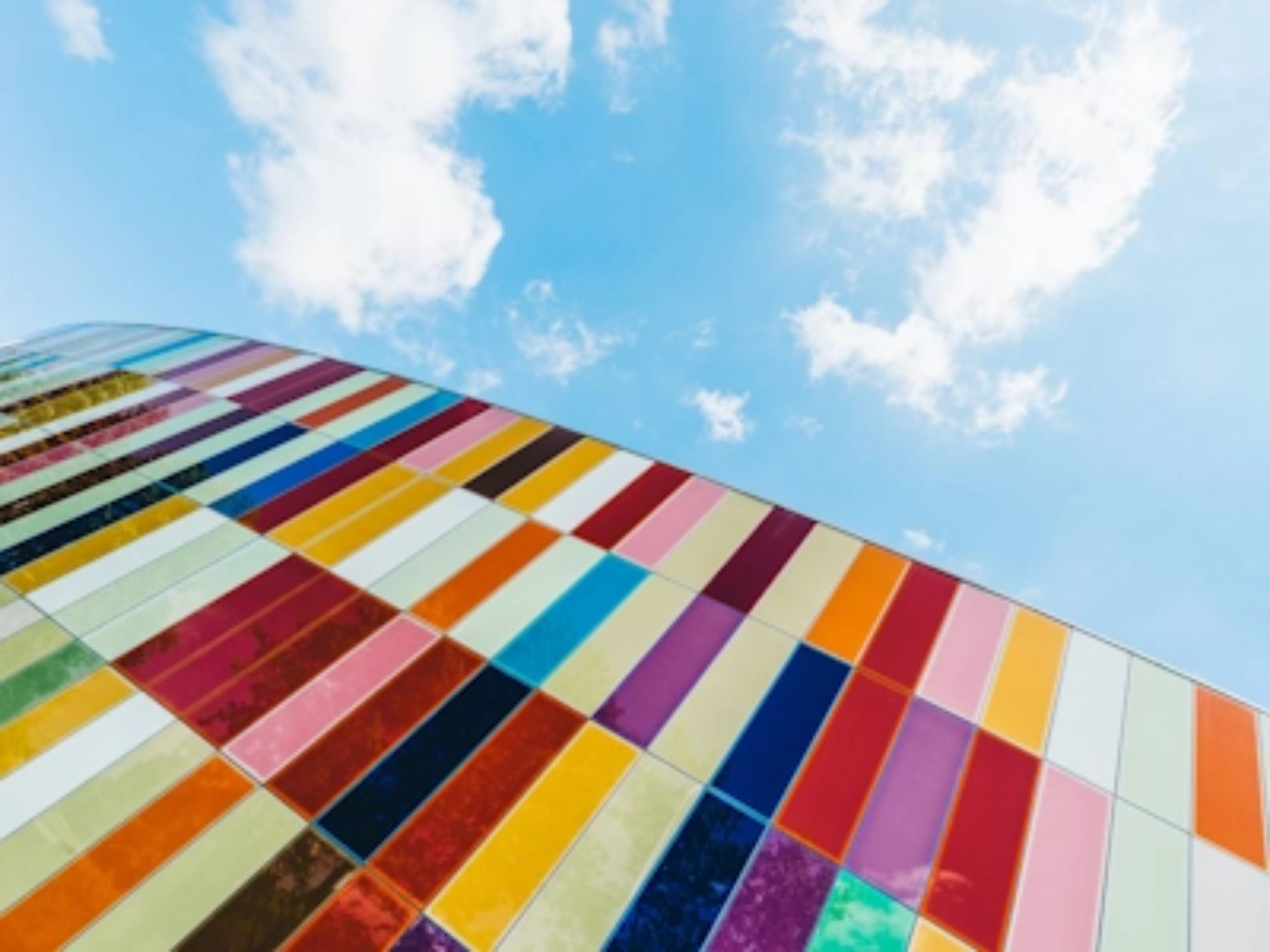 Bunte Wand eines Morbus Fabry Zentrums