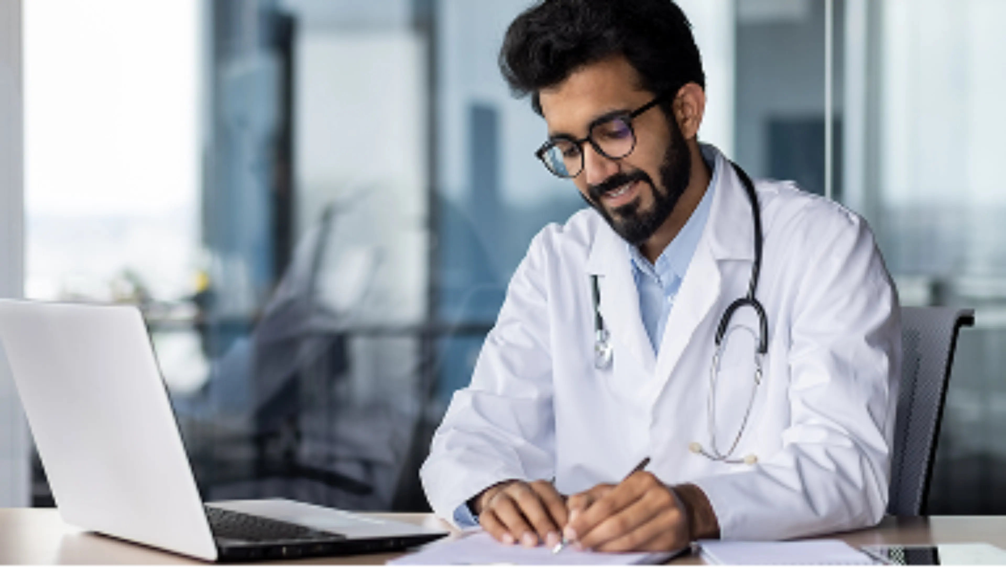 Arzt vor PC beim Lesen einer Sonderpublikation zur IMROZ-Studie über das Multiple Myelom