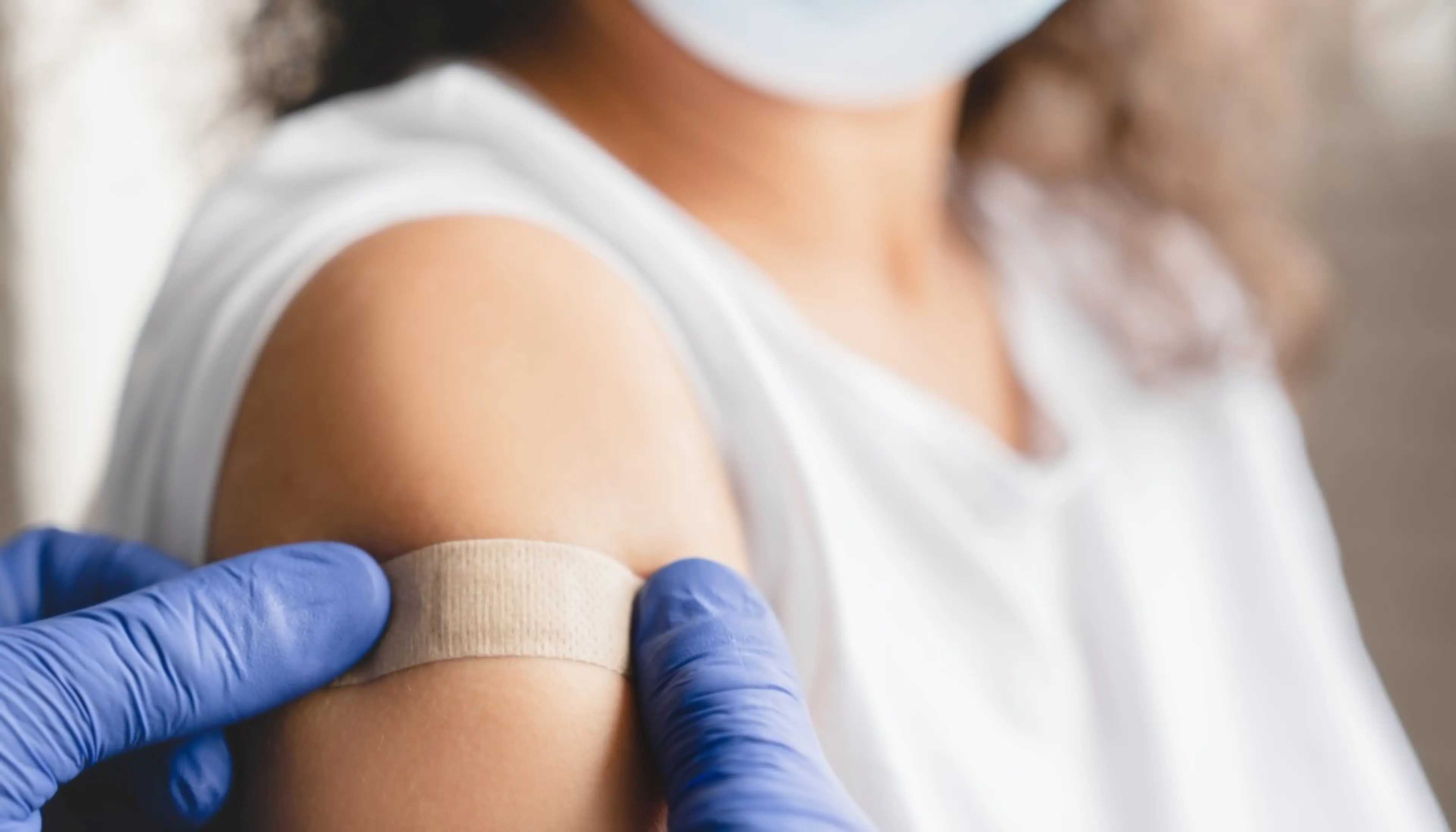 Eine Frau wurde geimpft