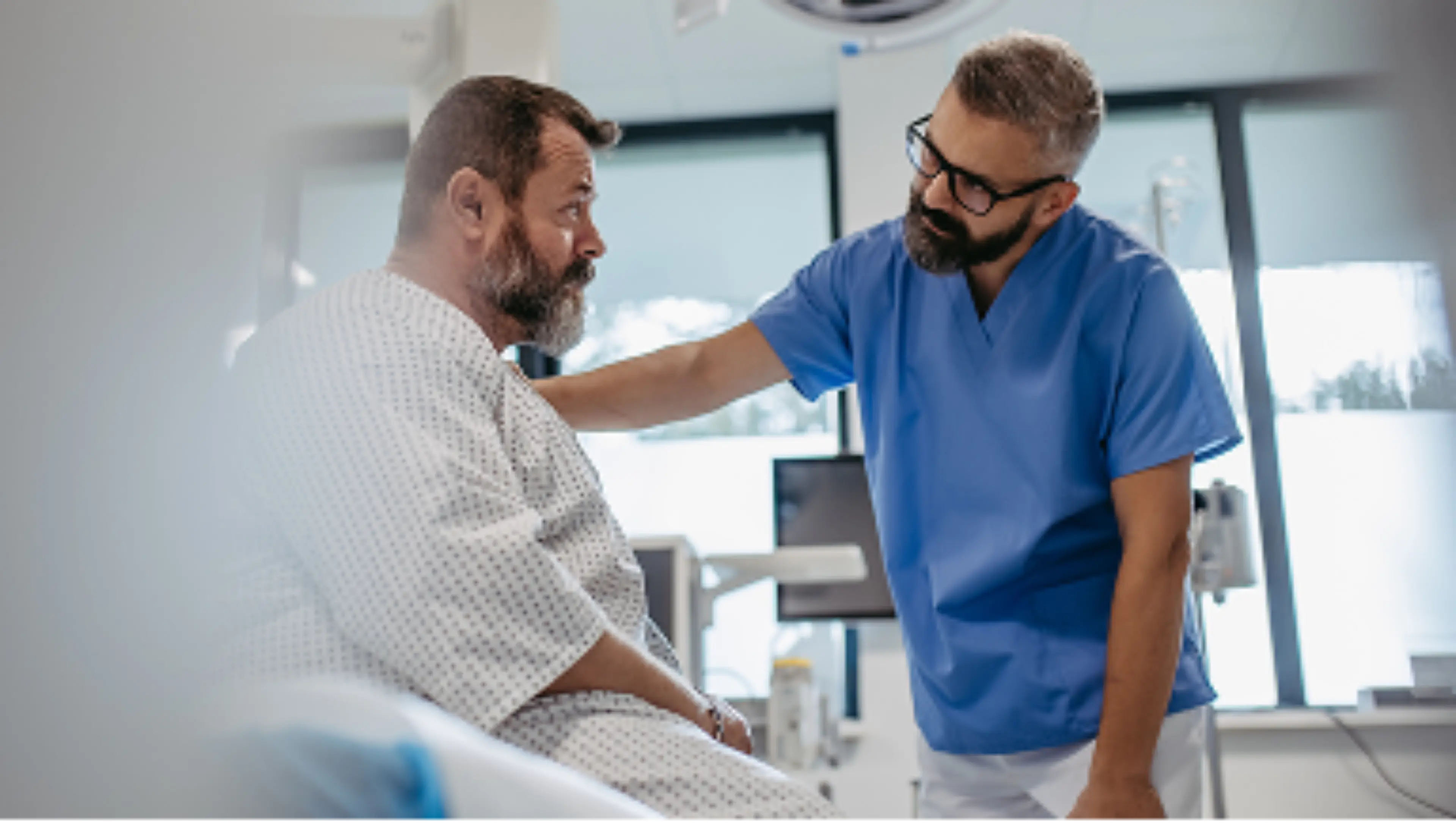 Arzt und Myelom-Patient sprechen über die Optionen im Rahmen der Erstlinientherapie