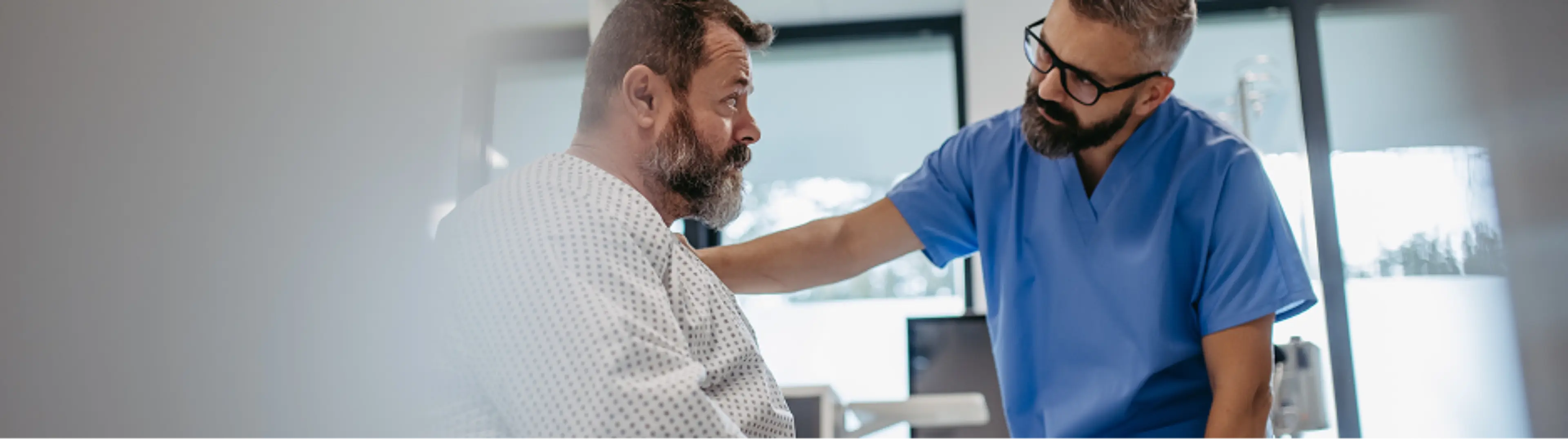 Arzt und Myelom-Patient sprechen über die Optionen im Rahmen der Erstlinientherapie