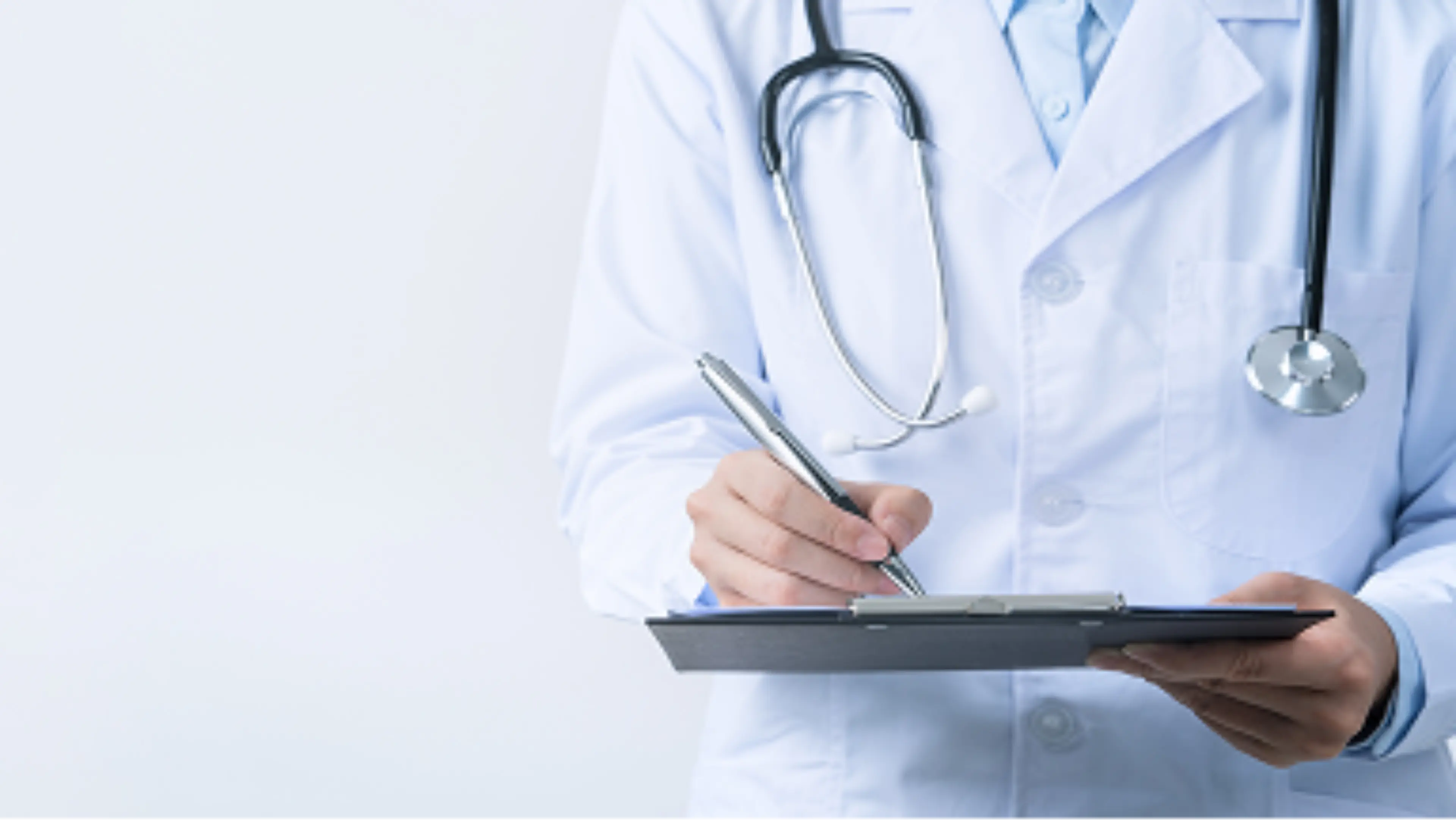 Arzt mit Klemmbrett und Therapieplan des Multiplen Myeloms