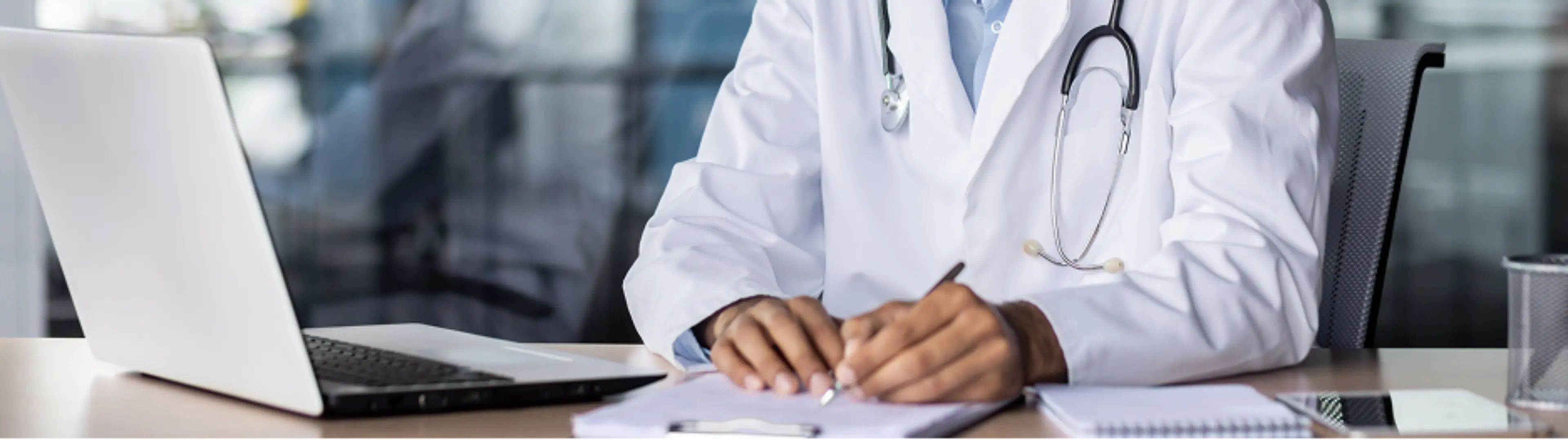 Arzt vor PC beim Lesen einer Sonderpublikation zur IMROZ-Studie über das Multiple Myelom