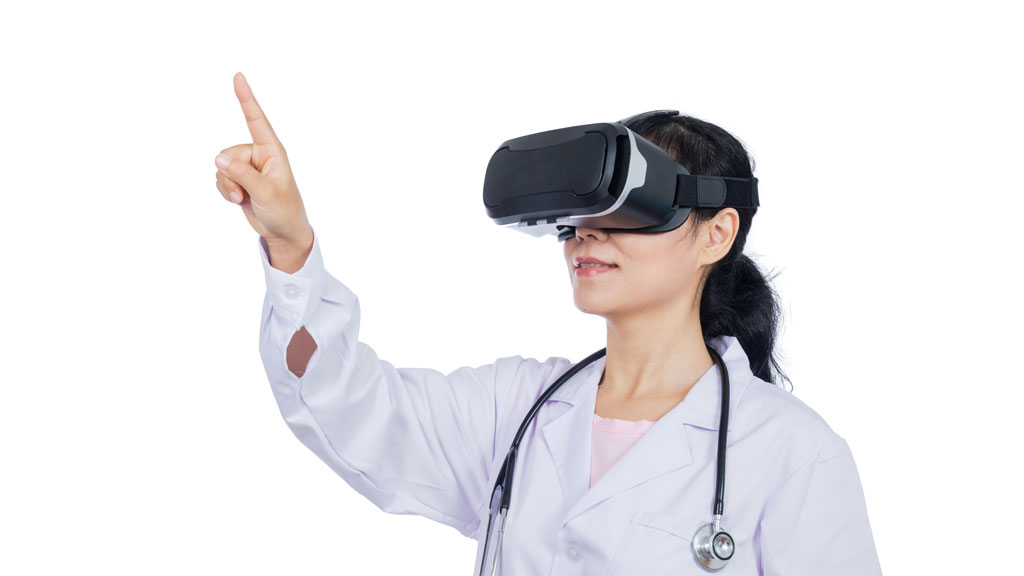 Une femme portant un casque de réalité virtuelle.