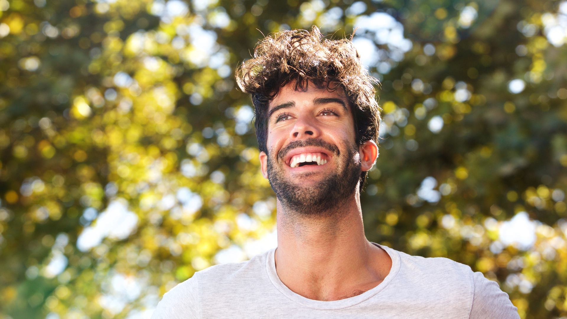Homme souriant