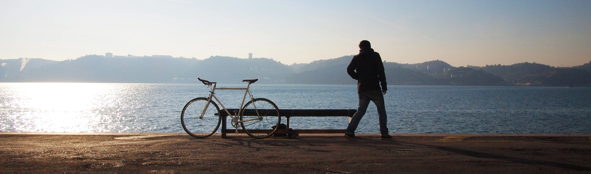 Menschliche Silhouette vor einem Fluss als Symbolbild für den Patientenfall Neurologie