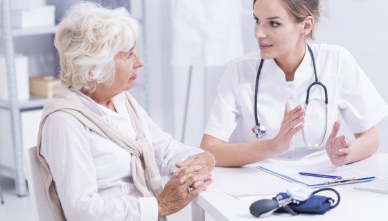 Gespräch einer Ärztin mit einer Patientin