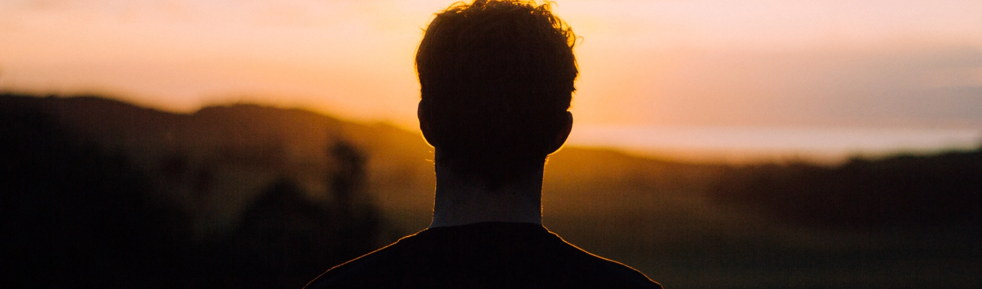 Silhouette eines Männerkopfes vor Sonneruntergang als Symbolbild für den Patientenfall Nephrologie