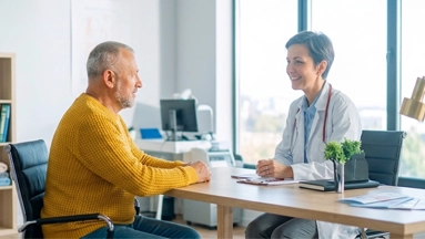 Patient en consultation avec une professionnelle de santé dans un cabinet médical.