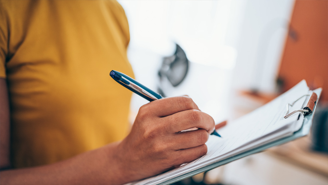 Un patient, à l’aide d’un questionnaire s’auto-évalue ses symptômes pour obtenir son score SNOT-22