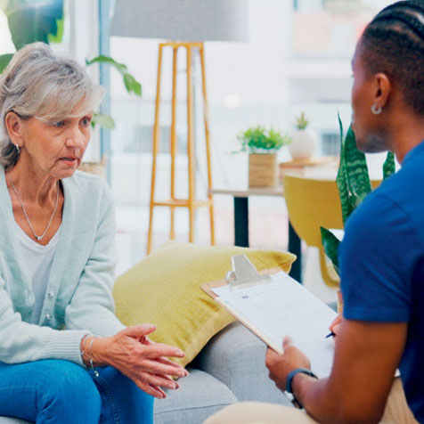 Un médecin discutant avec une femme âgée.